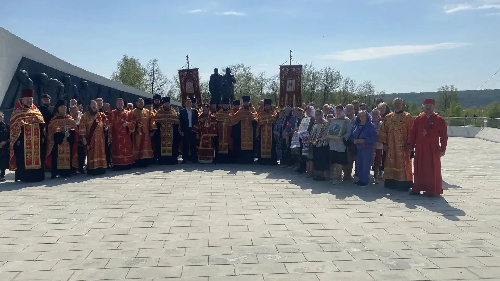 Божественная литургия  и крестный ход в честь Дня Победы